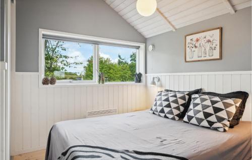 Schlafzimmer mit einem Bett und einem Fenster in der Unterkunft Awesome Home In Skibby With Kitchen in Skibby