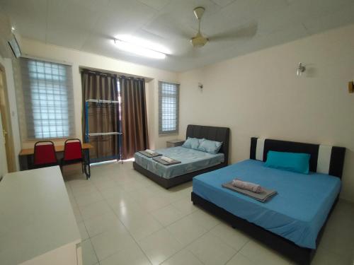 uma sala de estar com duas camas e um sofá em Cheerful 3-Bedroom Residential Home with Free WIFI em Butterworth