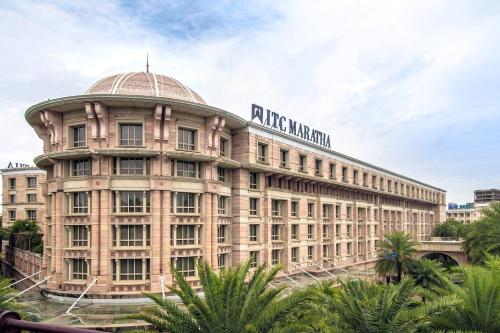 un edificio con un cartel en la parte superior en ITC Maratha, a Luxury Collection Hotel, Mumbai en Bombay