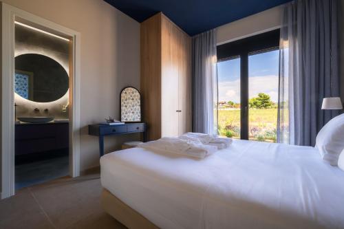 Ένα ή περισσότερα κρεβάτια σε δωμάτιο στο Nobus Villas - Luxury villa with Private pool, sea view & sunset
