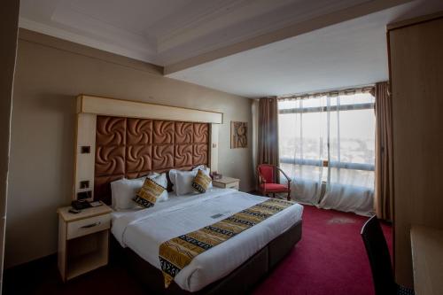Postel nebo postele na pokoji v ubytování The Luke Hotel Cravers Thika