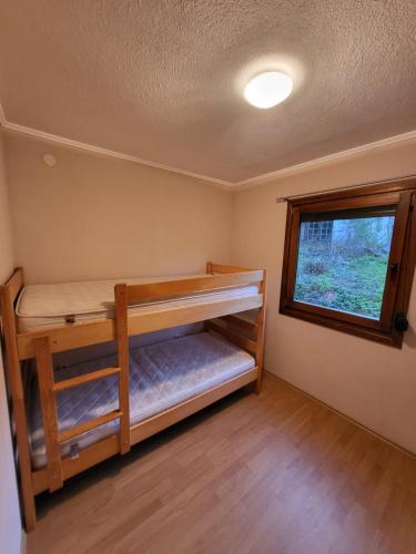 ein Schlafzimmer mit Etagenbetten in einem Haus in der Unterkunft Holiday home with private pool ''Lux Banja Luka'' in Banja Luka