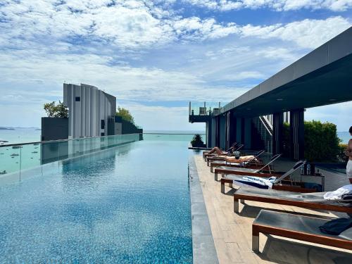Piscina de la sau aproape de Best Location Condo with swimming pool, gym, sauna, washing mashine, Fast internet in Central of Pattaya