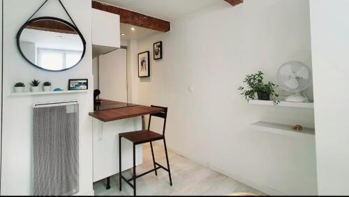 une cuisine avec un comptoir et un tabouret dans une pièce dans l'établissement Petit studio très calme proche du centre, à Marseille