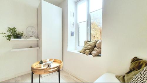 Cette chambre dispose d'une table en bois et d'une fenêtre. dans l'établissement Petit studio très calme proche du centre, à Marseille