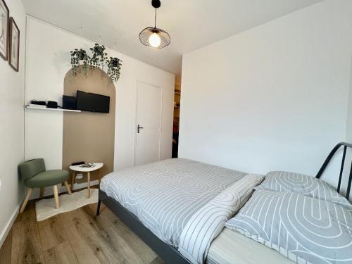 1 dormitorio con 1 cama, 1 mesa y 1 silla en Le Toucan - Joli studio proche Tram & centre-ville, en Toulouse