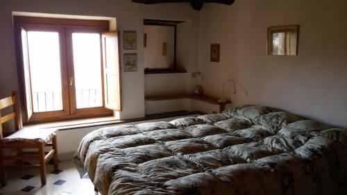 un grande letto in una stanza con finestra di Palinuro Romantic panoramico al centro del paese a Palinuro