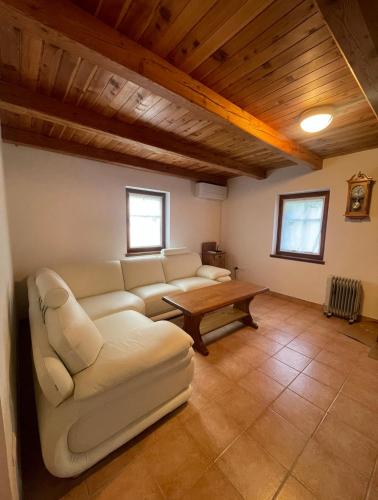 索卡的住宿－Juliana Cottage，客厅配有沙发和桌子