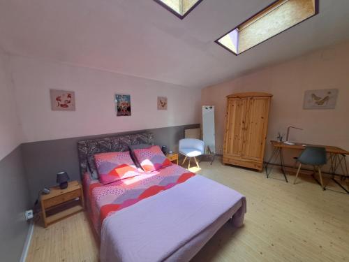 1 dormitorio con 1 cama grande y tragaluz en Le Céleste en Châtel-Guyon