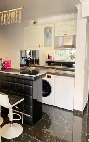 une cuisine avec un évier et un lave-vaisselle dans l'établissement Beau Studio en plein centre de Menton, à Menton