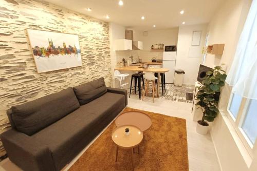 un salon avec un canapé et une cuisine dans l'établissement Douceurs Angevine, à Angers