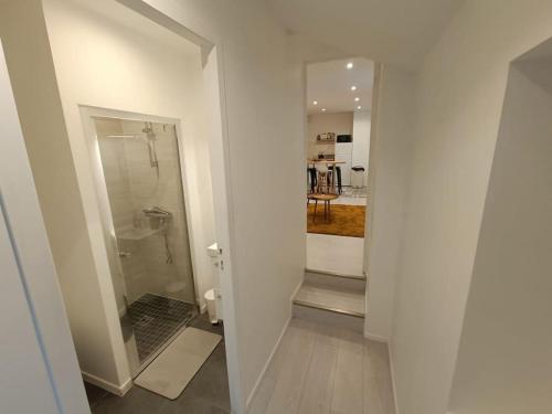 une salle de bain avec une douche à l'italienne et une porte vitrée dans l'établissement Douceurs Angevine, à Angers