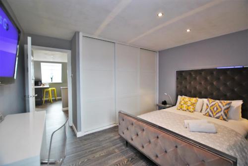 En eller flere senge i et værelse på Church Street 1BR Exec Apartment Central Windsor