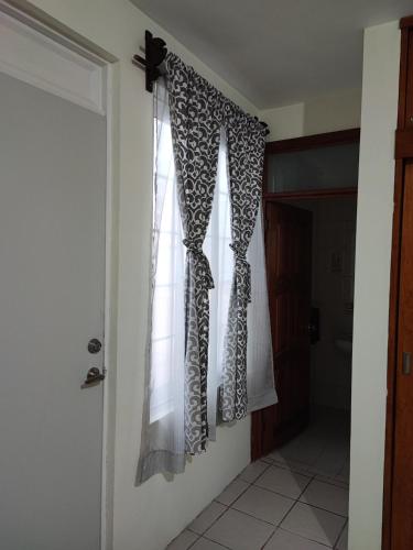 een kamer met een raam met gordijnen erop bij Departamento independiente en Durango México 