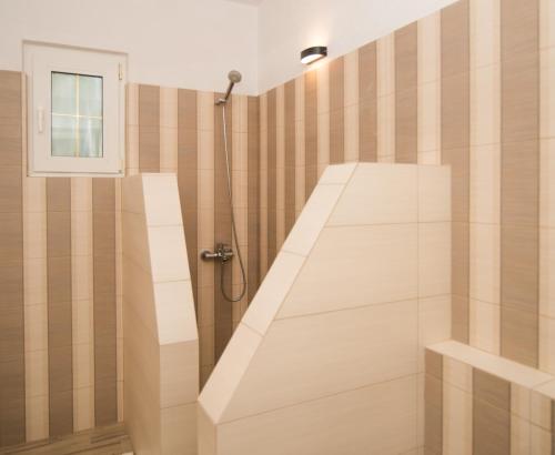 een badkamer met een douchecabine en een trap bij Villa Zou in Ambelas
