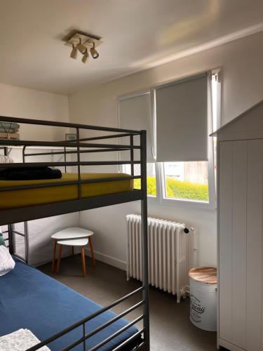 une chambre avec deux lits superposés et une fenêtre dans l'établissement Un break à Mers ?, à Mers-les-Bains