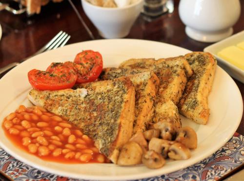 The Cavendish في سكرابورو: طبق من الطعام مع الخبز والفاصوليا والطماطم