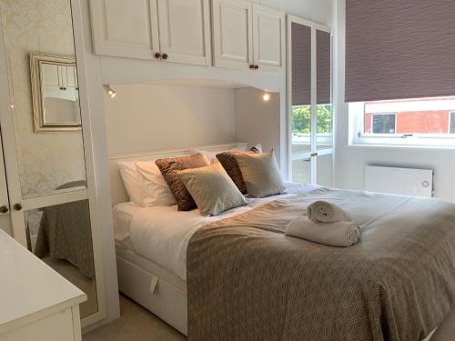 2 Bedroom Apartment in Central Windsor في ويندسور: غرفة نوم بسرير كبير عليها منشفة
