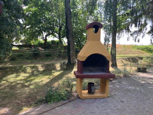 a bird feeder sitting on the ground in a park at Doppelzimmer vom Friesenhof Wieratal in Nobitz
