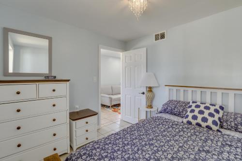Tempat tidur dalam kamar di Lovely Abode Walk to Seaside Heights Boardwalk!