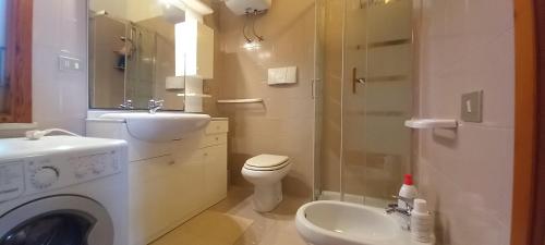 uma casa de banho com um lavatório e uma máquina de lavar roupa em Casa Erbì em Torre Dei Corsari