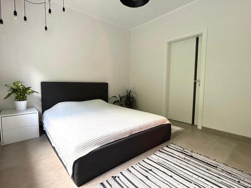 ein Schlafzimmer mit einem Bett und einem Teppich in der Unterkunft Ivory House in Jūrmala
