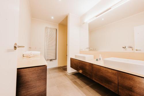 a bathroom with two sinks and a large mirror at Haus Sommerfrische in Weyregg