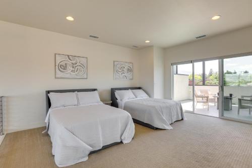 En eller flere senger på et rom på MidTown Reno Vacation Rental Less Than 2 Mi to Downtown!