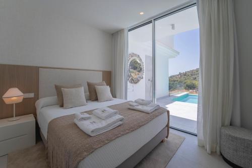 ein Schlafzimmer mit einem Bett mit zwei Handtüchern darauf in der Unterkunft Residencial SANNTONIO in La Herradura