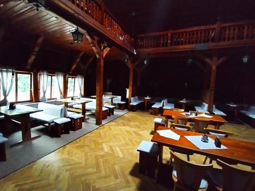 une salle à manger avec des tables et des chaises en bois dans l'établissement Obří Sud Libverda ***, à Lázně Libverda