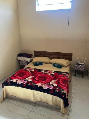 Casa do Marquinho tesisinde bir odada yatak veya yataklar