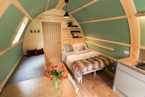 um quarto com uma cama num quarto com paredes verdes em Wigwam Holidays Forcett Grange em Richmond
