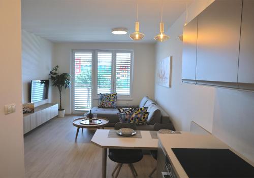 New Cozy 2 Room Pink Apartment Bratislava 048