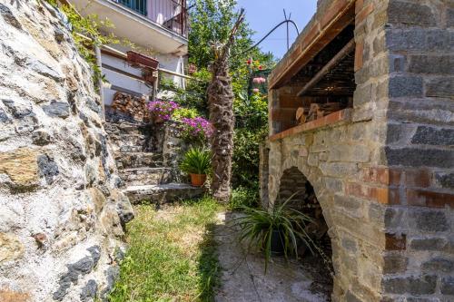 an old stone house with a brick wall at Emma's House in Sasseta