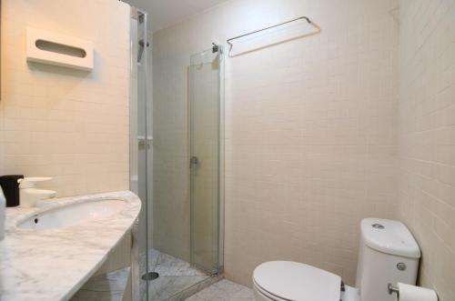 een badkamer met een douche, een toilet en een wastafel bij Escorpora in L'Estartit