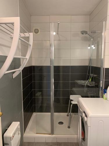 une douche avec une porte vitrée dans une salle de bain dans l'établissement Arcadia appart face mer 7 pers, à Le Touquet-Paris-Plage