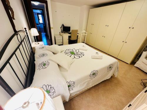 - une chambre avec 2 lits et des draps fleuris dans l'établissement Villa Lisbona, à Ladispoli