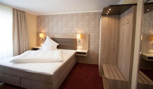 Ein Bett oder Betten in einem Zimmer der Unterkunft Hotel Restaurant Zur Post Lohfelden