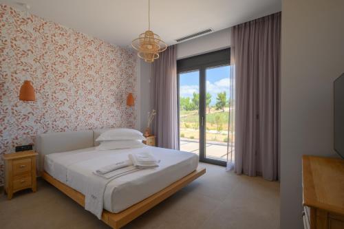 Ένα ή περισσότερα κρεβάτια σε δωμάτιο στο Nobus Villas - Luxury villa with Private pool, sea view & sunset