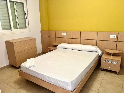 オロペサ・デル・マールにあるApartamentos Deluxe Marina Dorのベッドルーム1室(大型ベッド1台付)が備わります。