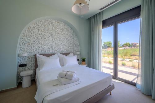 Ένα ή περισσότερα κρεβάτια σε δωμάτιο στο Nobus Villas - Luxury villa with Private pool, sea view & sunset