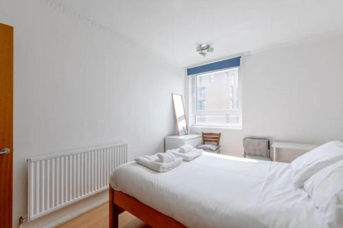 En eller flere senge i et værelse på Central 2BD Flat with Balcony - Shoreditch