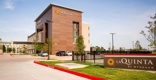 a building with a sign in front of it at La Quinta Inn & Suites by Wyndham Austin Parmer Tech Ridge in Austin