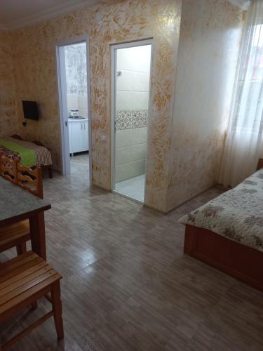 Habitación con baño con ducha y dormitorio. en TEGI en Ureki