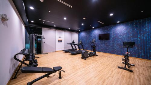 a gym with treadmills and exercise bikes in a room at La Quinta Inn & Suites by Wyndham Austin Parmer Tech Ridge in Austin