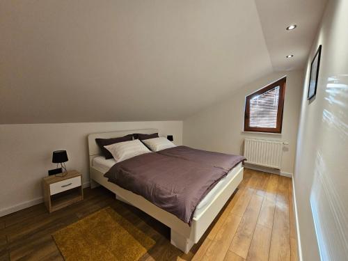 een slaapkamer met een bed en een raam bij Apartman Marin in Livno