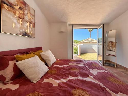 una camera con un grande letto e una porta scorrevole in vetro di Casa di Campara Villa Faro a Faro