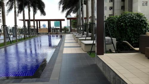 ein Schwimmbad in der Mitte eines Gebäudes in der Unterkunft Onthree20 Residencies 2 Room 3 Bed Apartment in Colombo