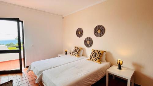 - une chambre avec 2 lits et une fenêtre dans l'établissement El Gharbe by Check-in Portugal, à Albufeira
