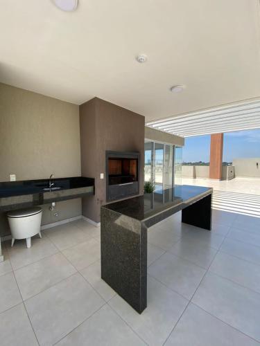 ein großes Bad mit einer Badewanne, einem Waschbecken und einer Badewanne in der Unterkunft Realty Del Maestro in Asunción